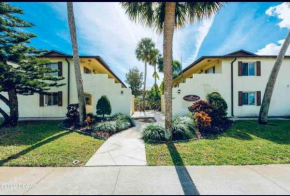 Lovely 2 bedroom 1 bathroom minutes from the beach